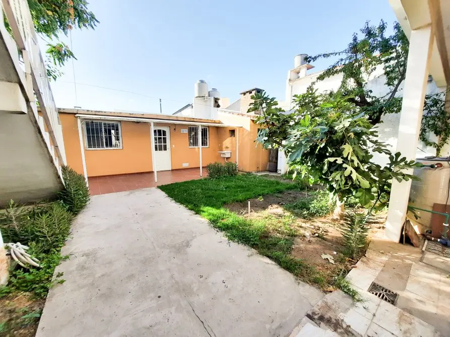 PH de 2 ambientes con jardín y cochera cubierta en Lanús Este