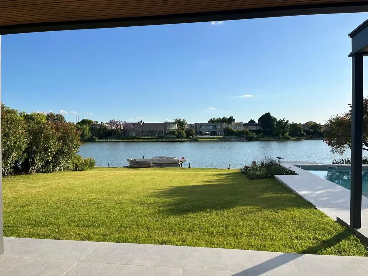 Four-bedroom house for rent in Santa Bárbara