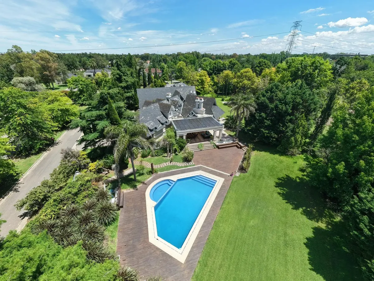 House with pool and BBQ area in Saint Thomas Canning