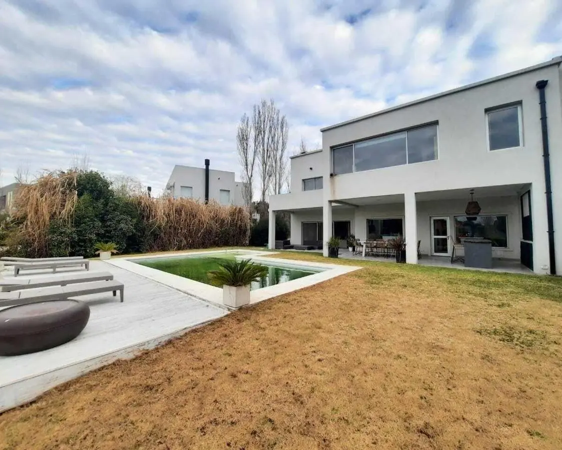 Five-bedroom rental house in Santa Clara, Villanueva, Tigre