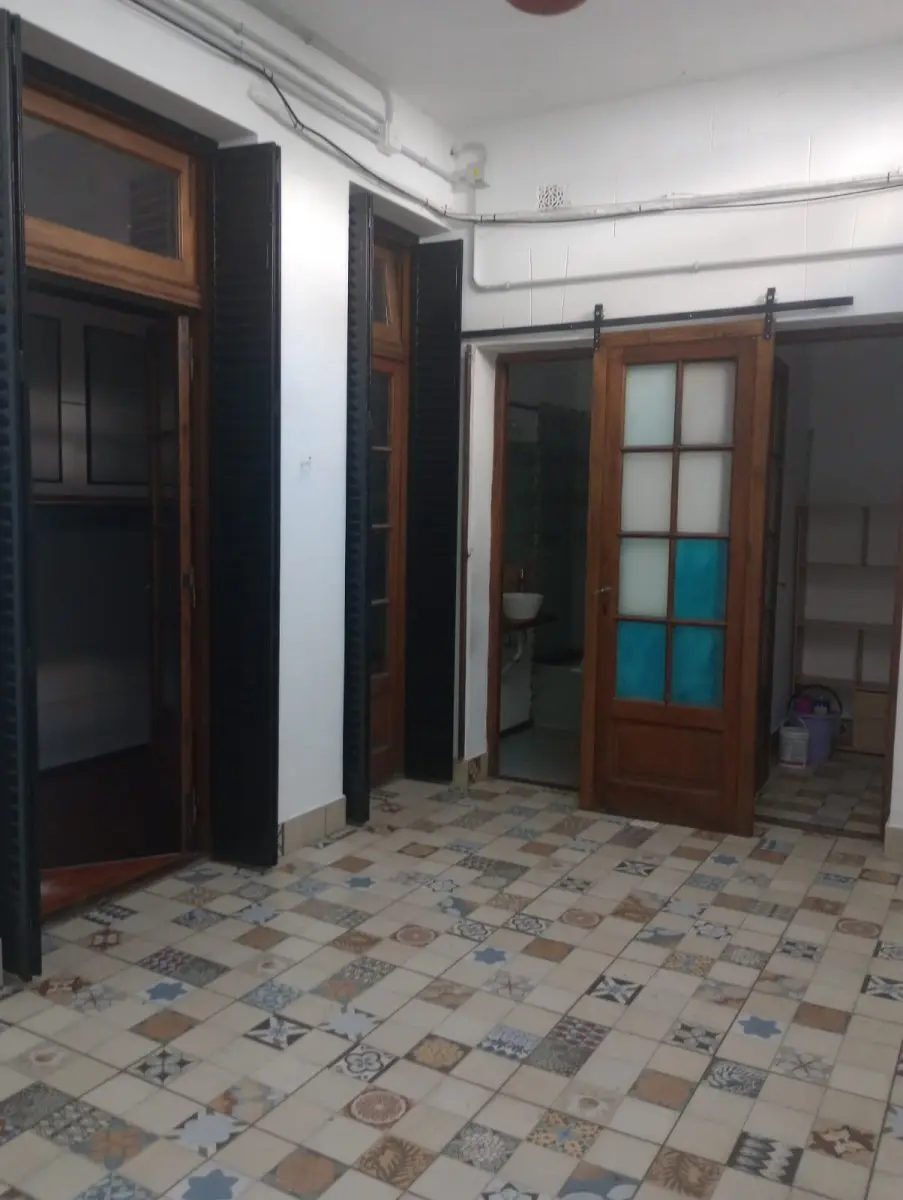 Apartamento tipo casa com 2 quartos, patio e entrada independente em Flores