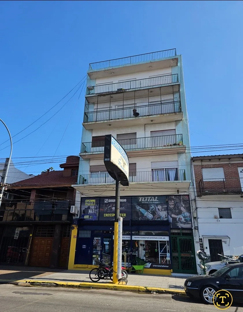 Apartamento de três ambientes com varanda de frente em Lanús Oeste