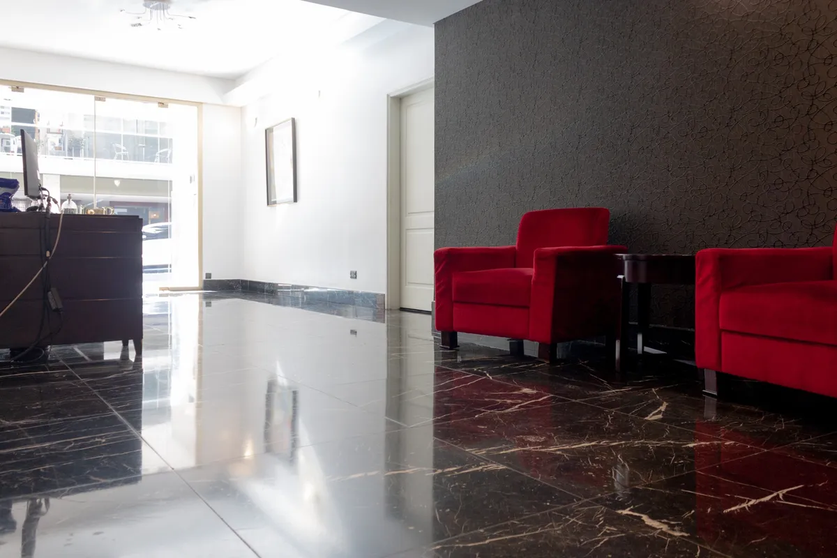 Monoambiente con balcón y cochera en Recoleta