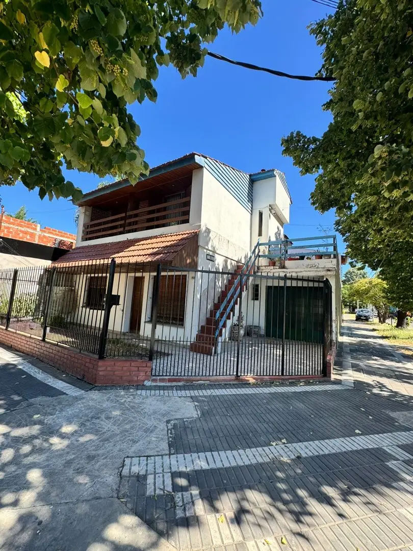 Departamento tipo casa de 3 ambientes en Lomas de Zamora