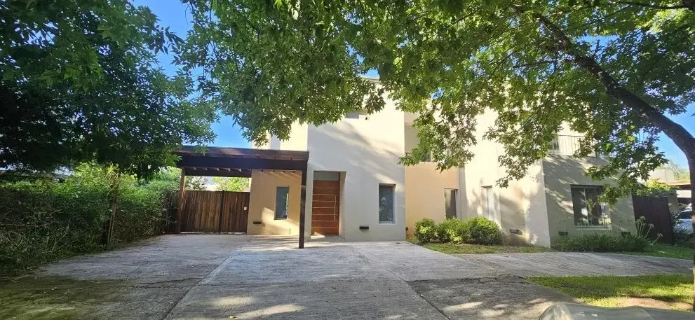 4-bedroom house with pool in Santa Catalina, Tigre