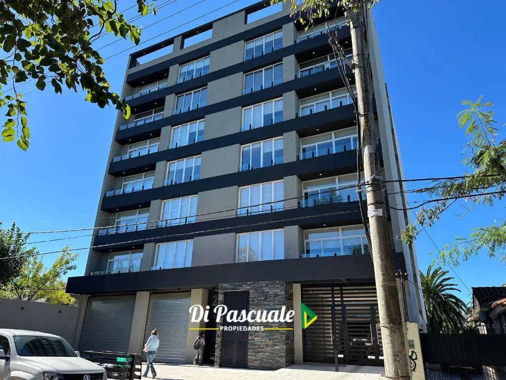 Apartamento de três ambientes com varanda e terraço no Moreno Norte