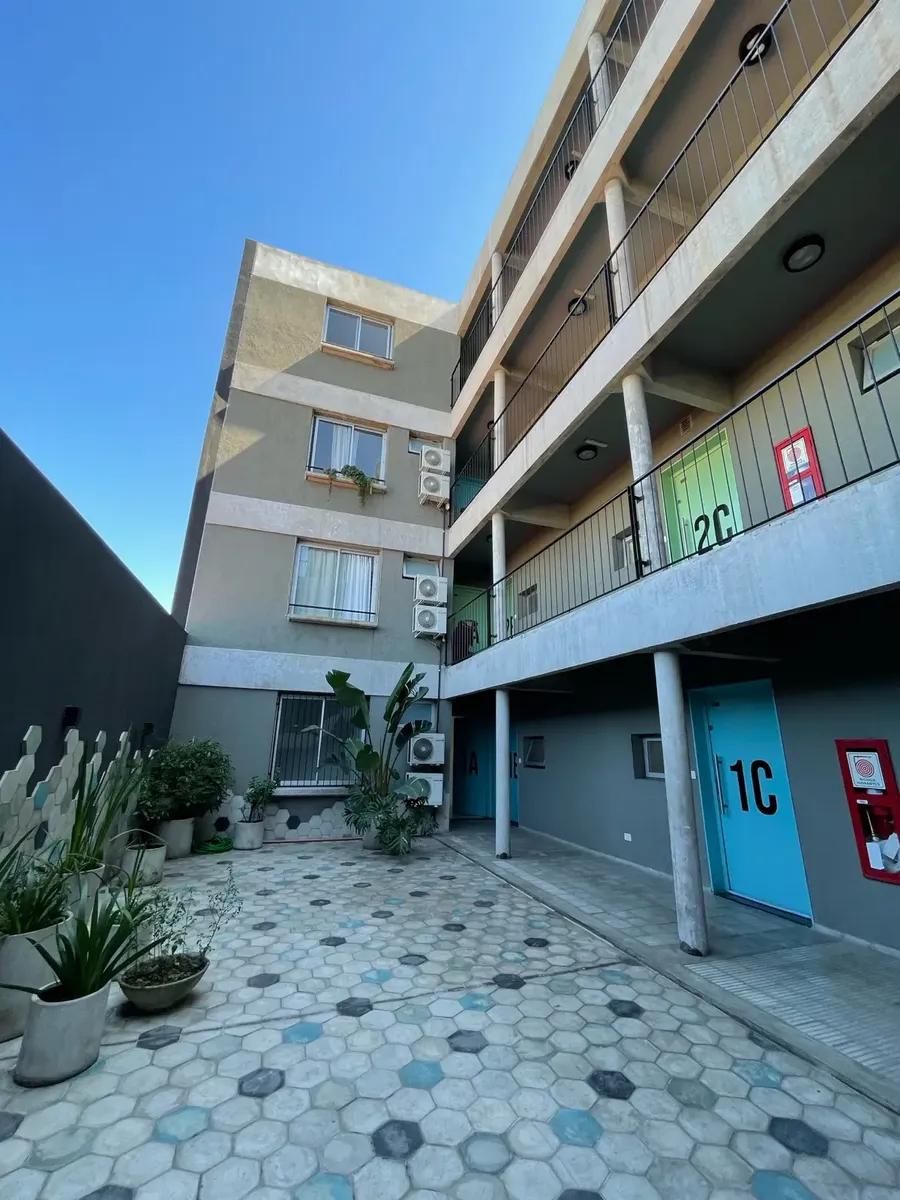 Apartamento de dois ambientes com varanda para aluguel em La Paternal