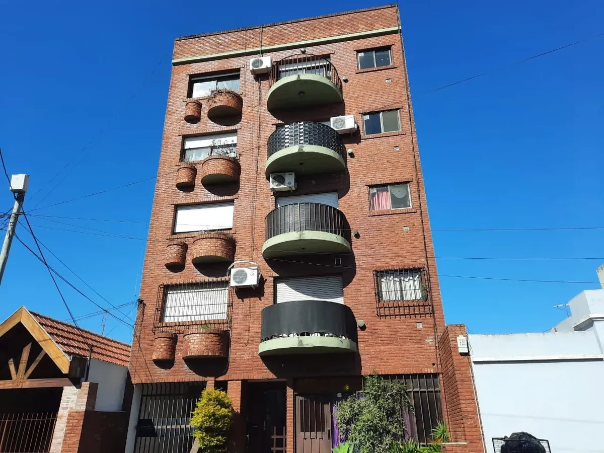 Departamento de 2 ambientes con cochera en Santos Lugares