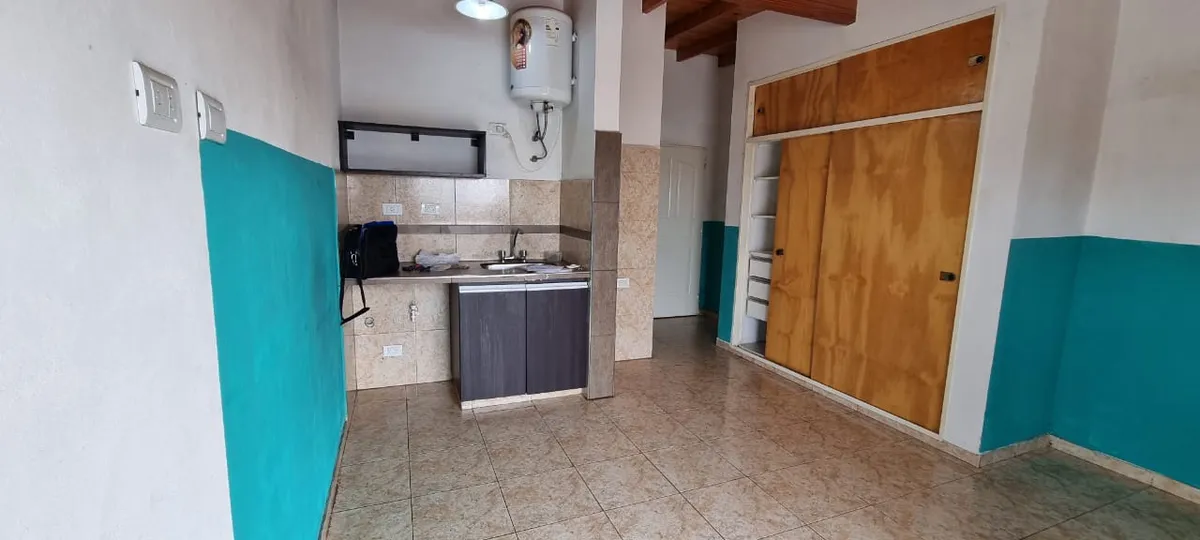 Kitnet de 1 ambiente no 2º andar de fundos com varanda em Tres de Febrero