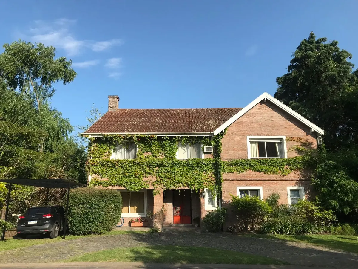 Casa em condomínio fechado com 4 dormitórios, piscina e deck em San Fernando