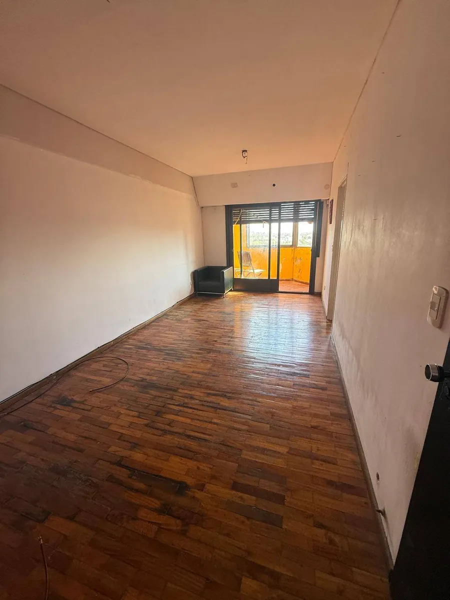 Apartamento de 2 ambientes com vaga coberta em Lanús Este