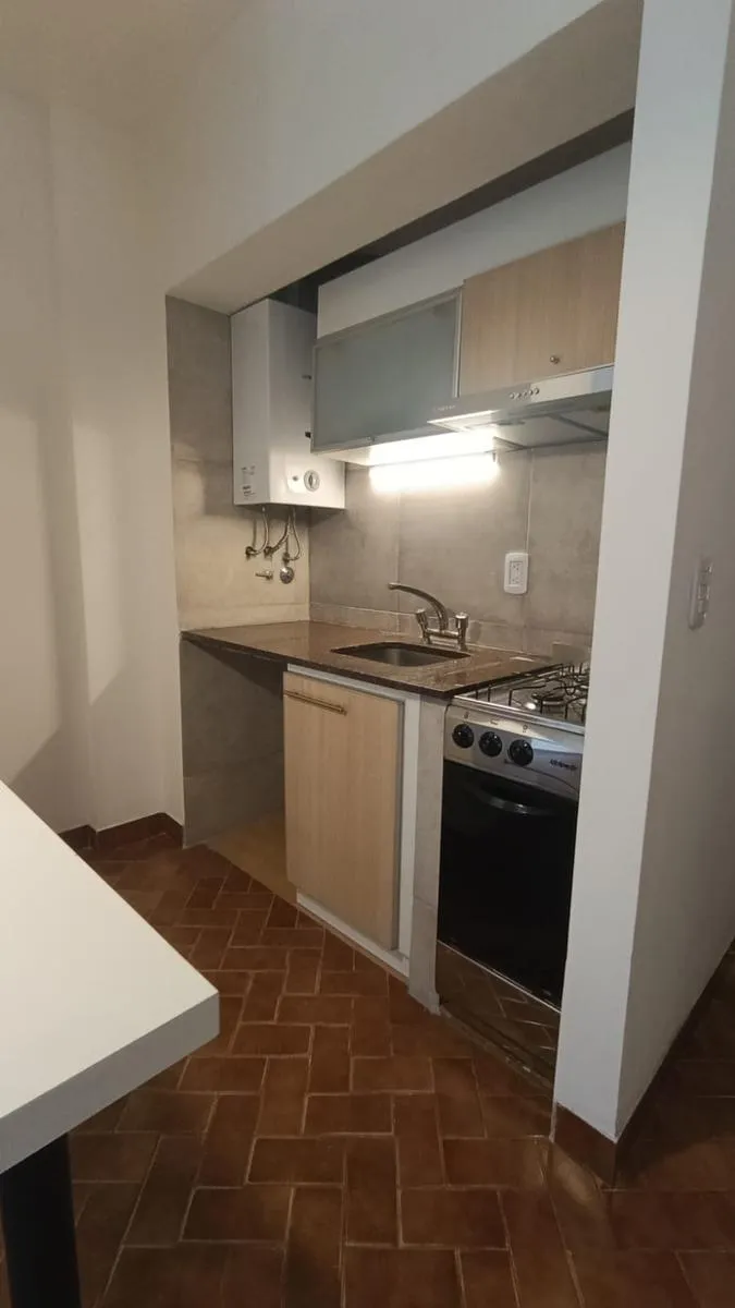 Kitnet com varanda de frente em Monserrat