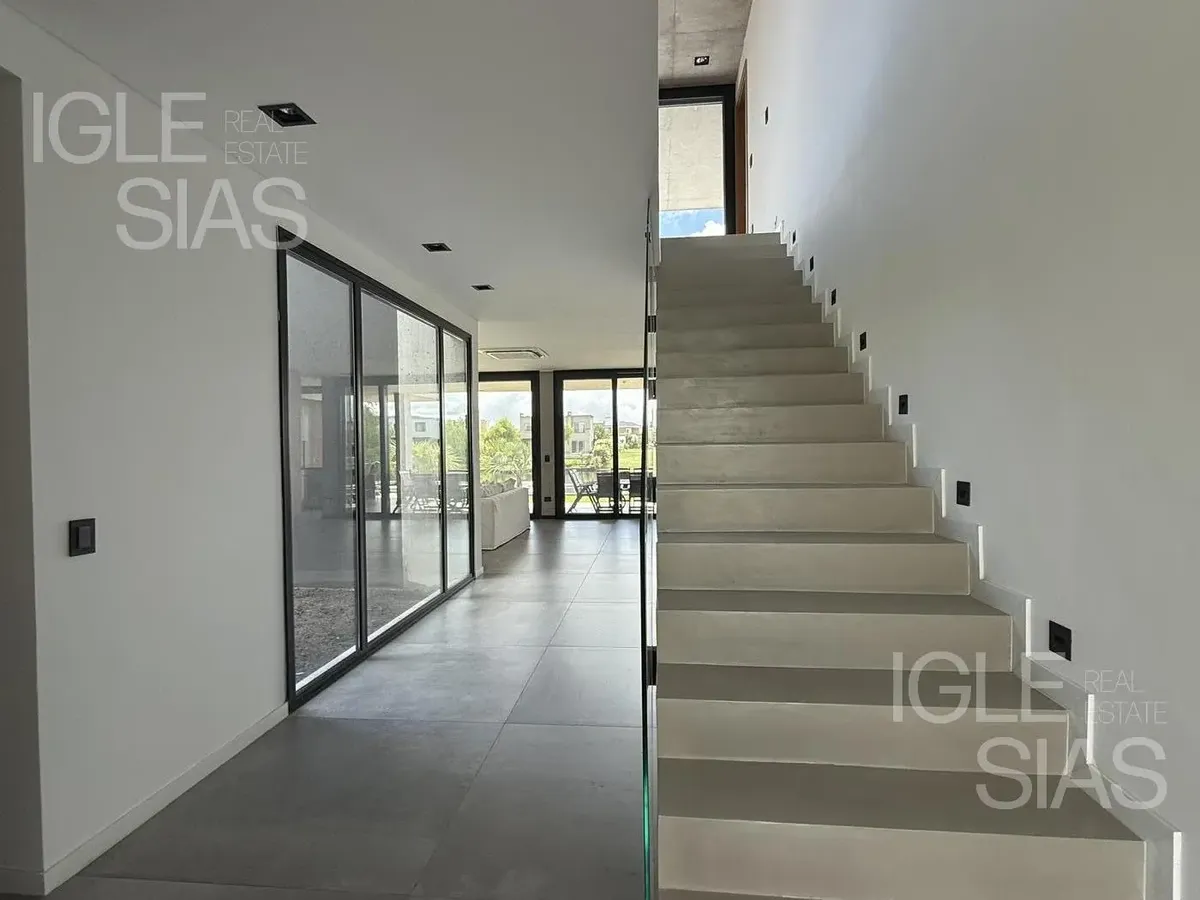 Four-bedroom house for temporary rent near the lake in San Rafael, Villanueva