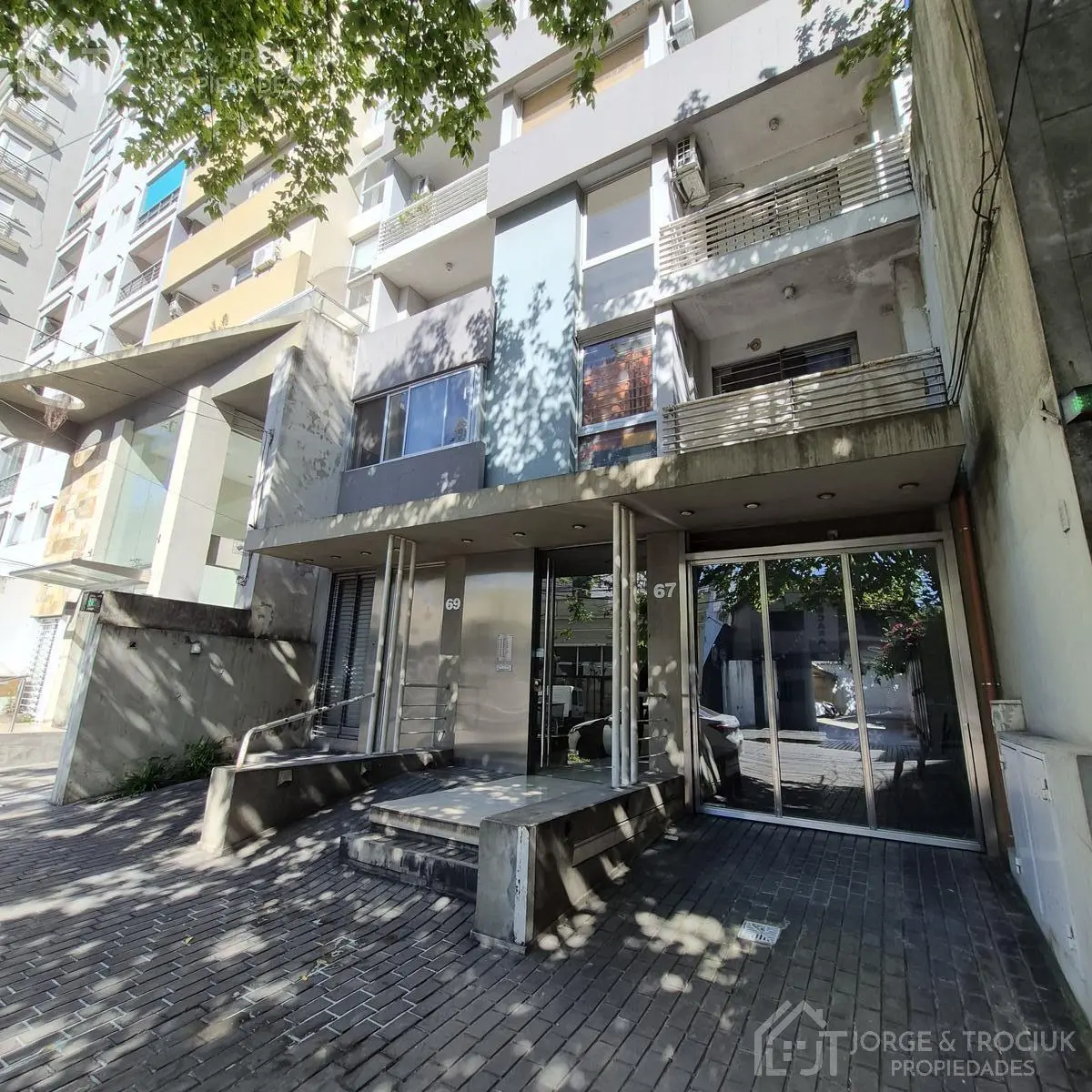 Apartamento de dois ambientes no 2º andar de frente em Lomas de Zamora