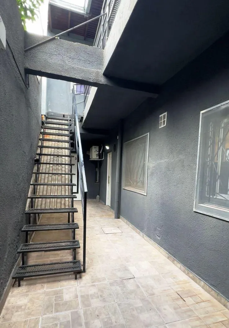 Apartamento de 3 ambientes tipo PH com 2 dormitórios em Lanús