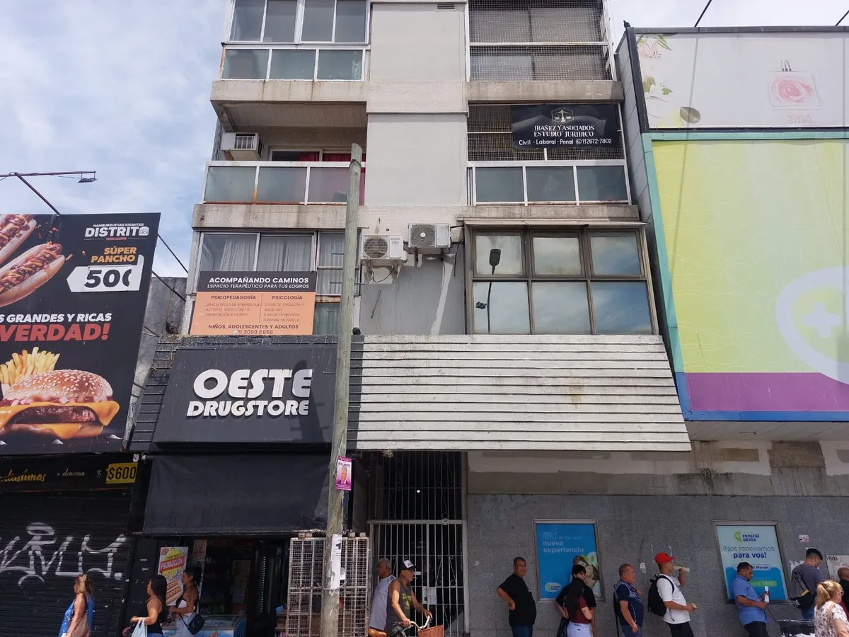 Kitnet com divisória para uso profissional em La Matanza