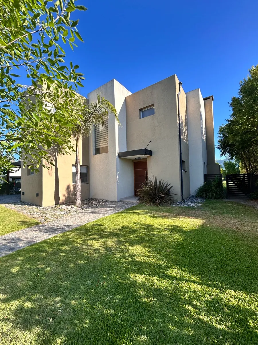 Four-bedroom house for annual rent in San Rafael, Villanueva