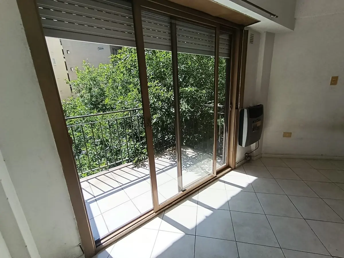 Monoambiente en alquiler con balcón al frente en Belgrano