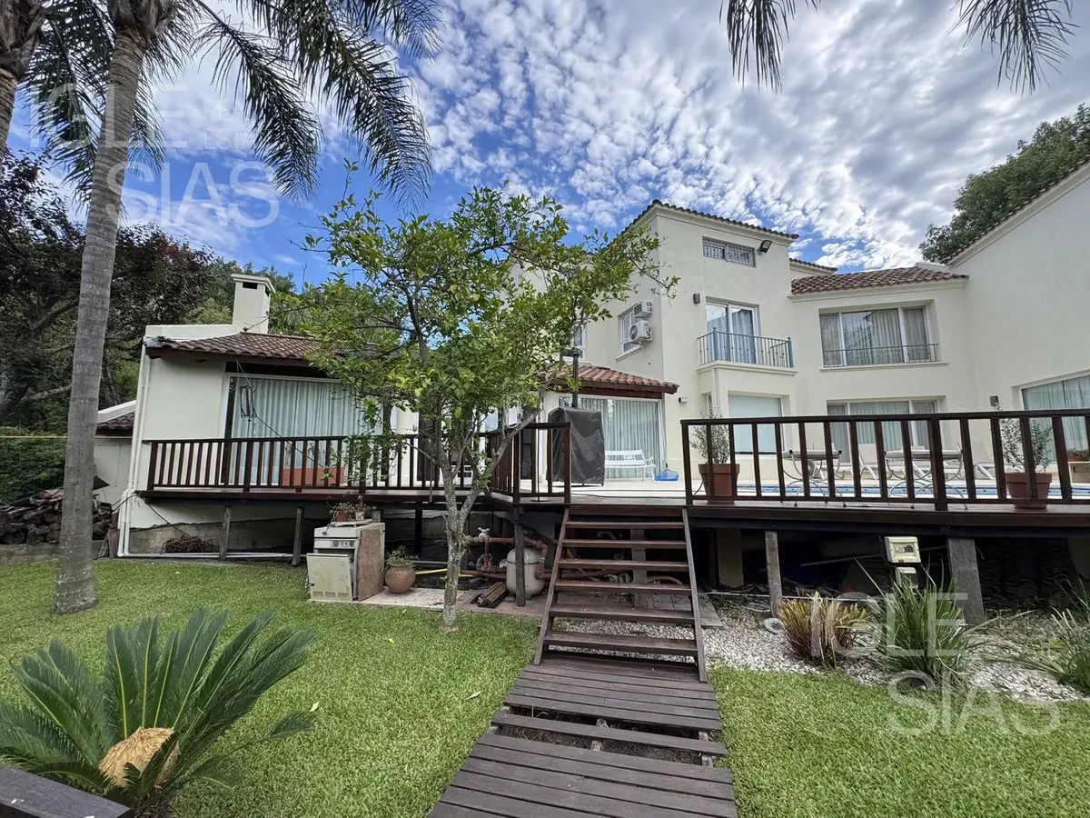 Four-bedroom house with private dock in Santa María de Tigre