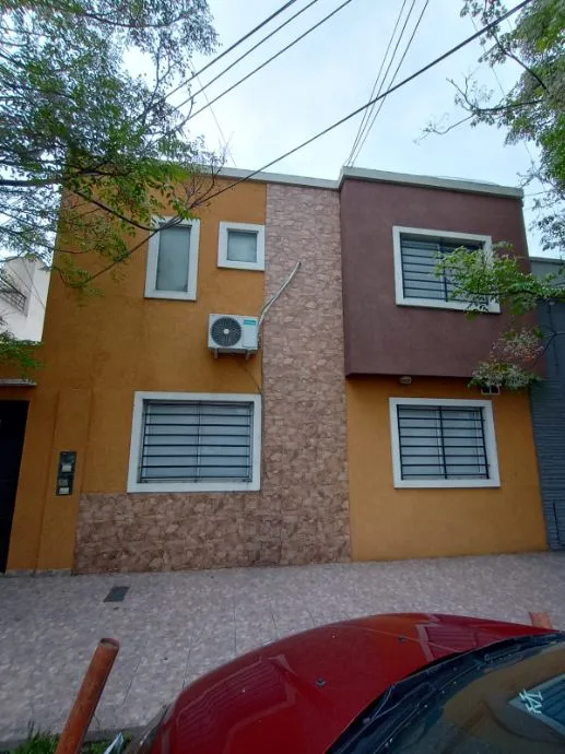 Apartamento tipo casa de 1 dormitório em Lanús Este