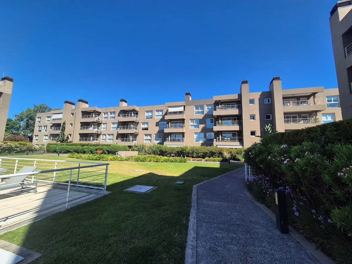 Apartamento térreo com 1 suíte e jardim em Martínez