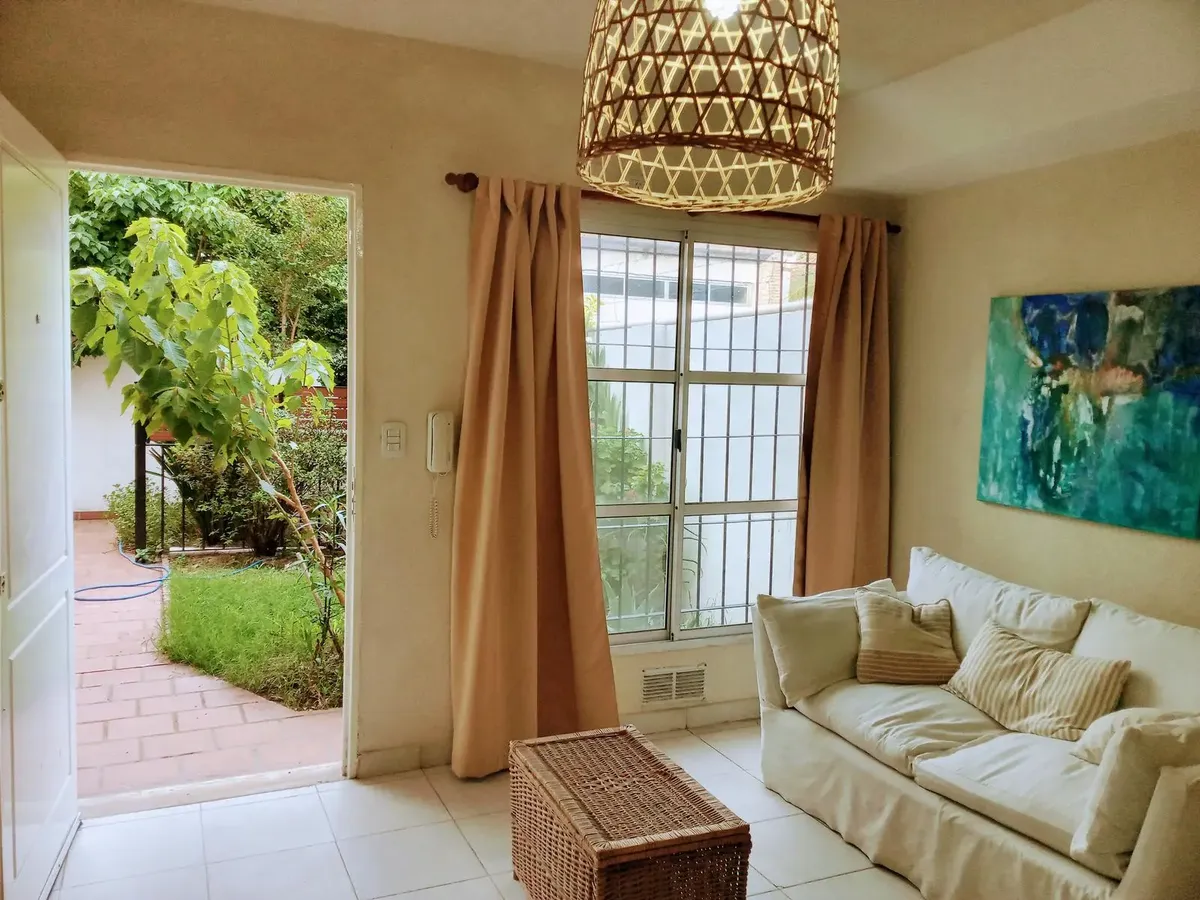 PH mobiliado de três ambientes com 2 dormitórios, jardim e pátio em General San Martín