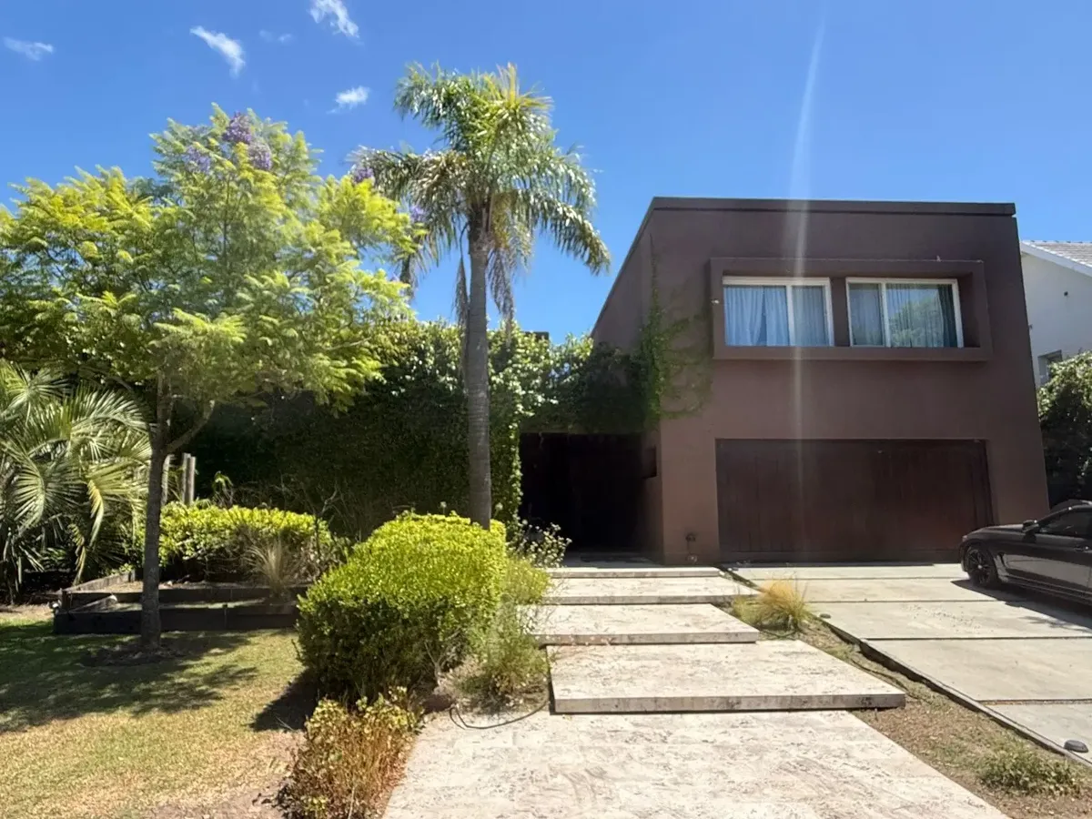 Five-bedroom house for rent in Tigre