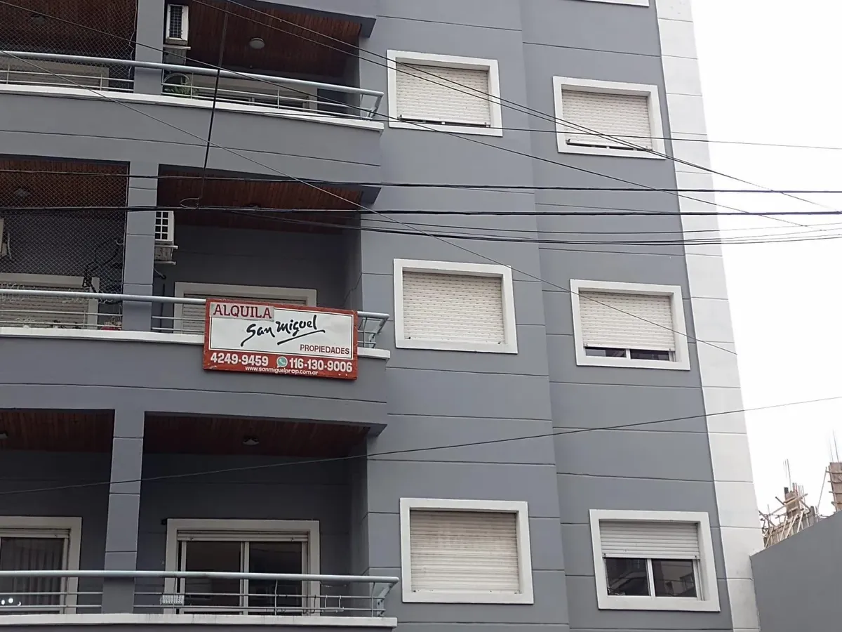 Departamento de 3 ambientes en Lanús Este con balcón al frente