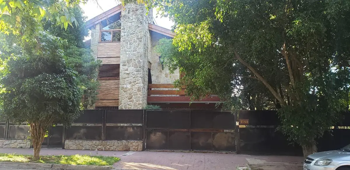 Six-bedroom house in Martínez