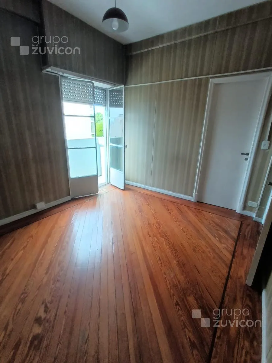 Semipiso de 2 ambientes y medio con escritorio en Parque Chacabuco