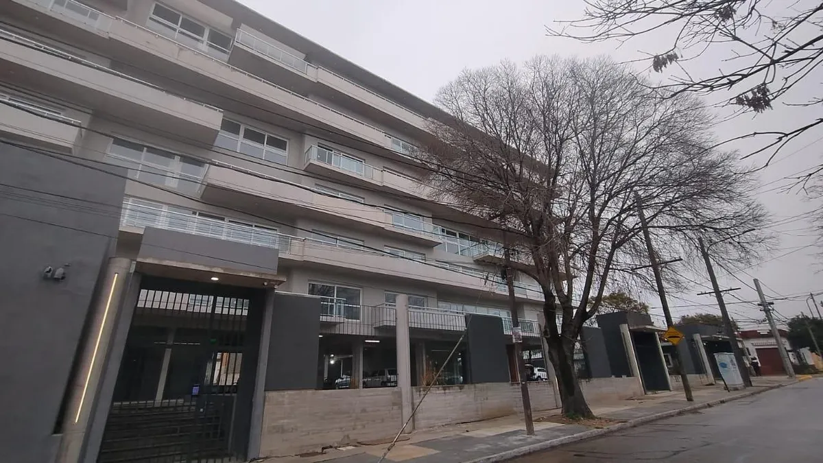 Departamento de 2 ambientes al frente con balcón y cochera descubierta en Villa Martelli