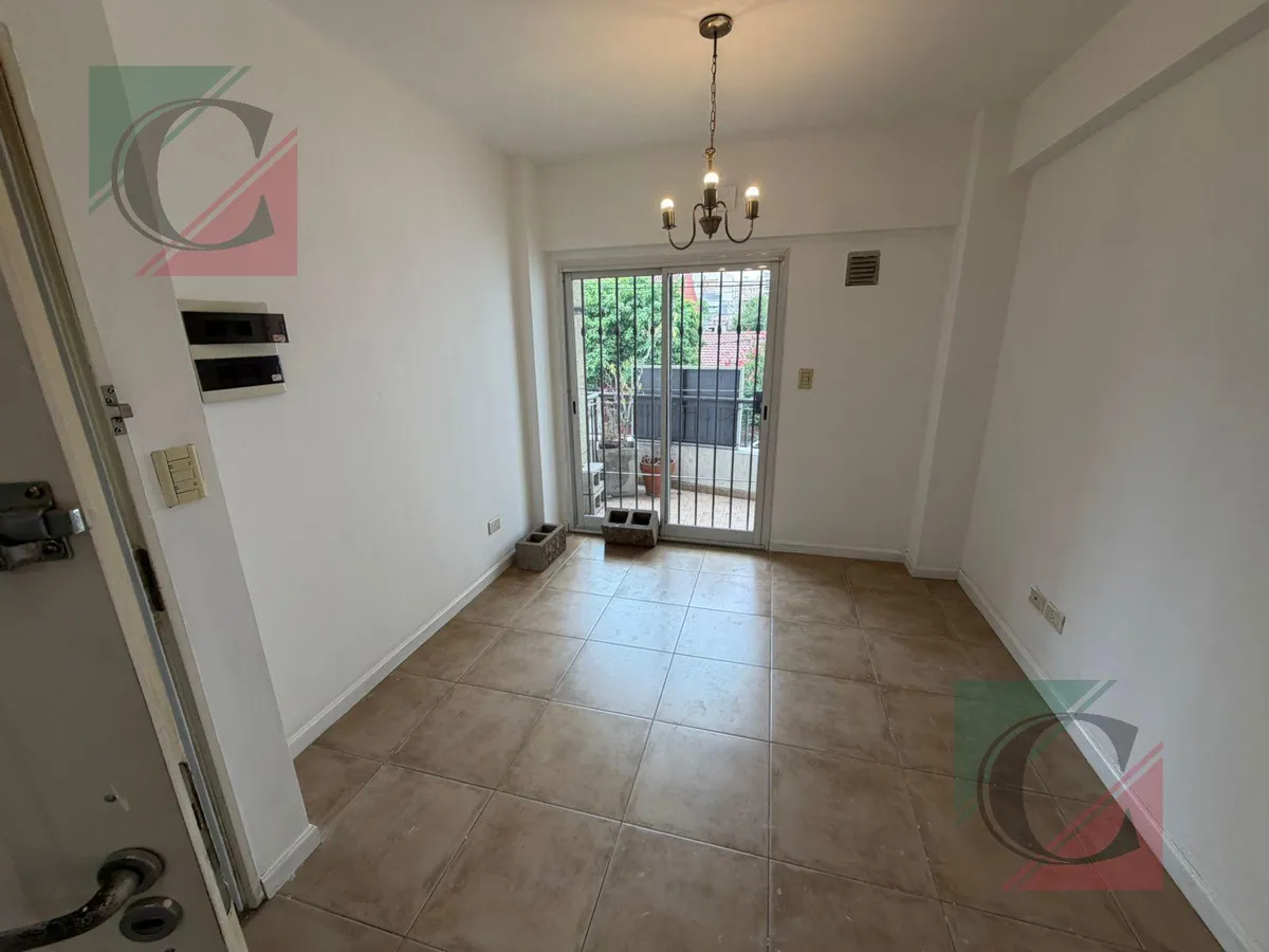 Apartamento de dois ambientes com 1 quarto e dois varandas em Lanús