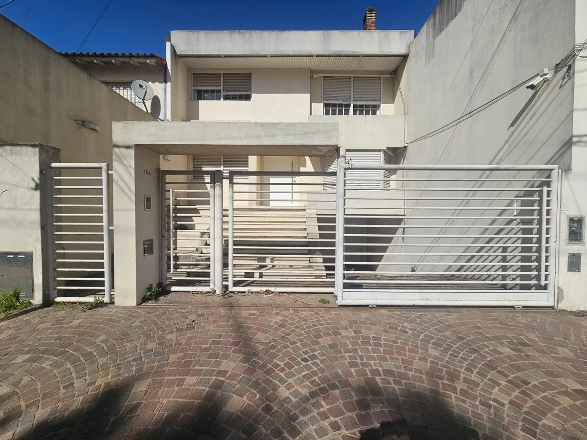 Casa en alquiler de 5 ambientes en Ramos Mejía