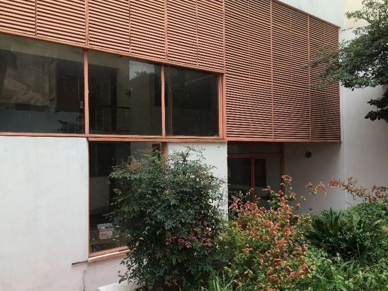 Casa de 5 ambientes con parque y cochera en Villa Santa Rita