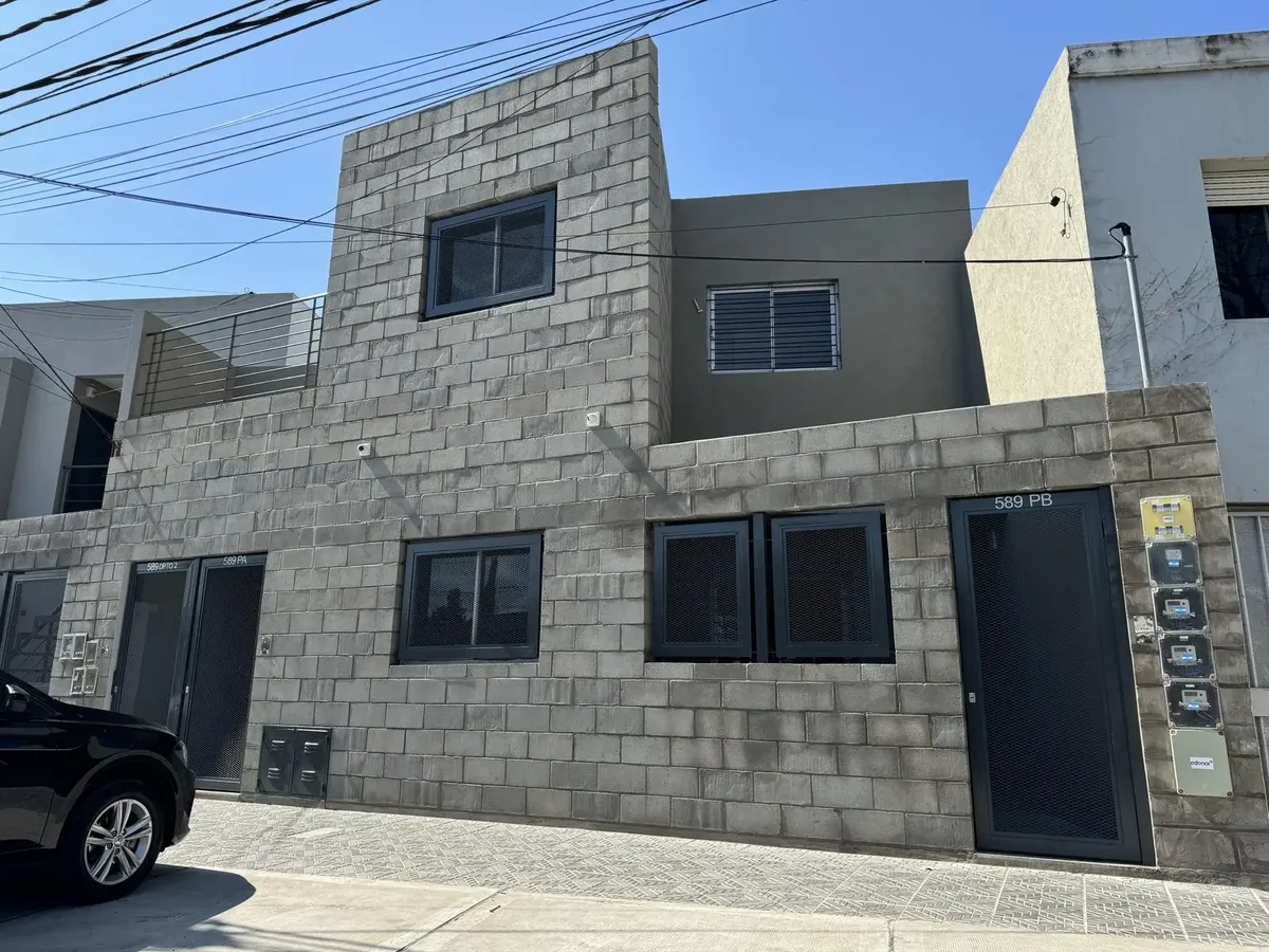 Apartamento de três ambientes no primeiro andar em Morón Norte