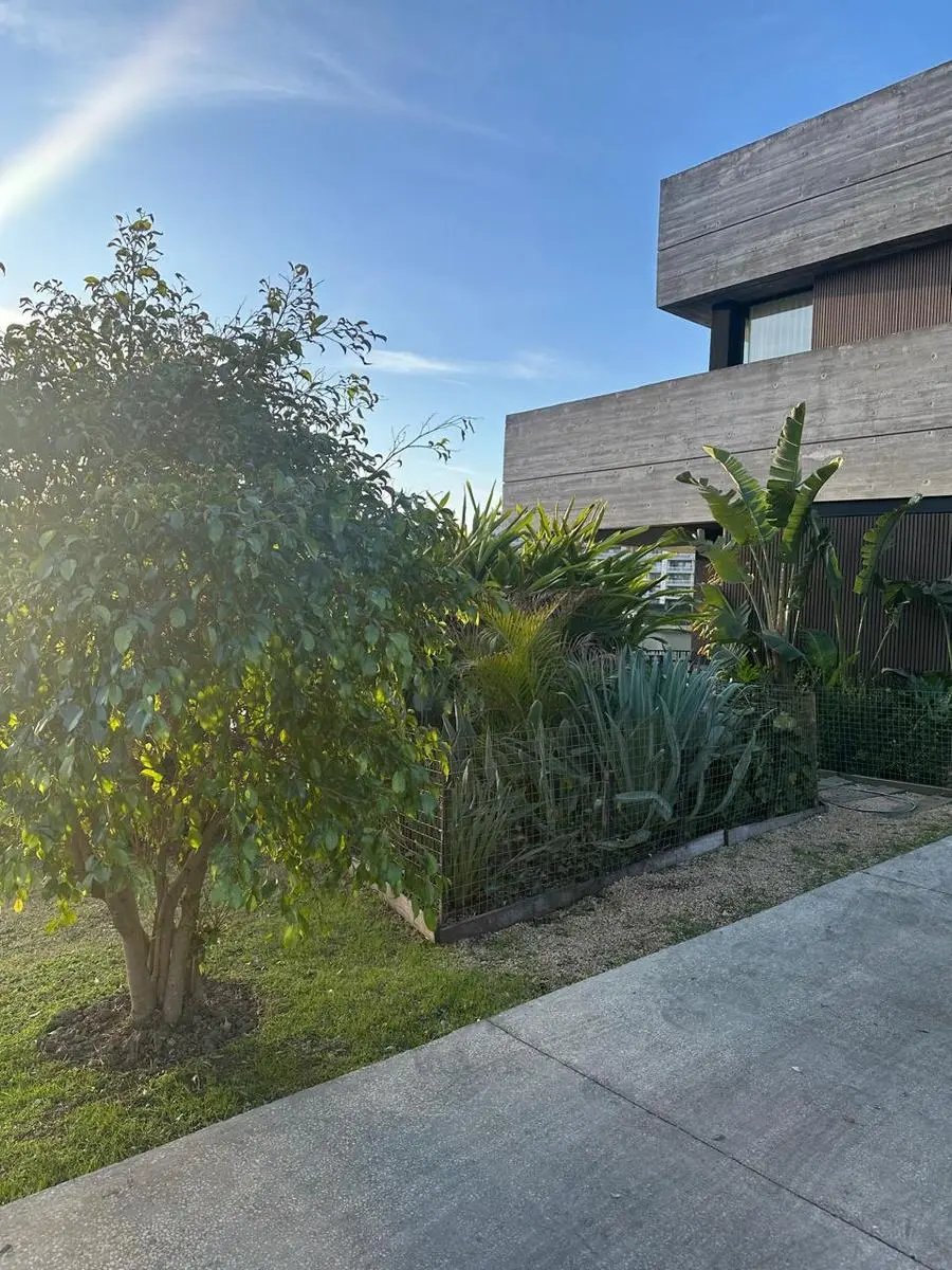 Four-bedroom house for rent with lake views in El Golf, Nordelta (Tigre)