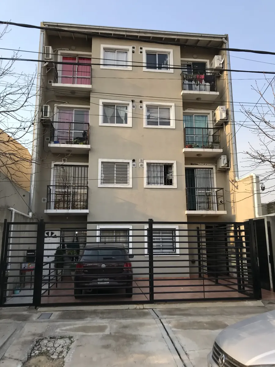 Apartamento de 1 ambiente no primeiro andar com varanda em Morón