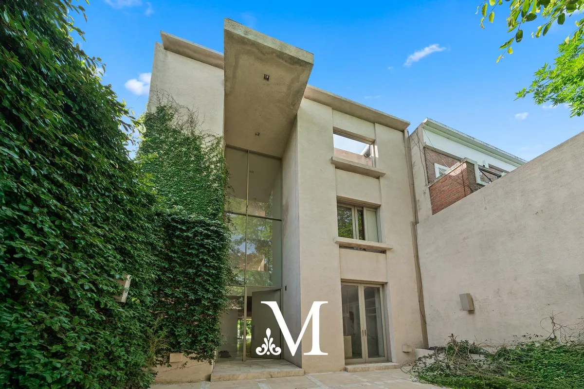 Four-bedroom house in Belgrano, 735 m² total with 2 parking spaces