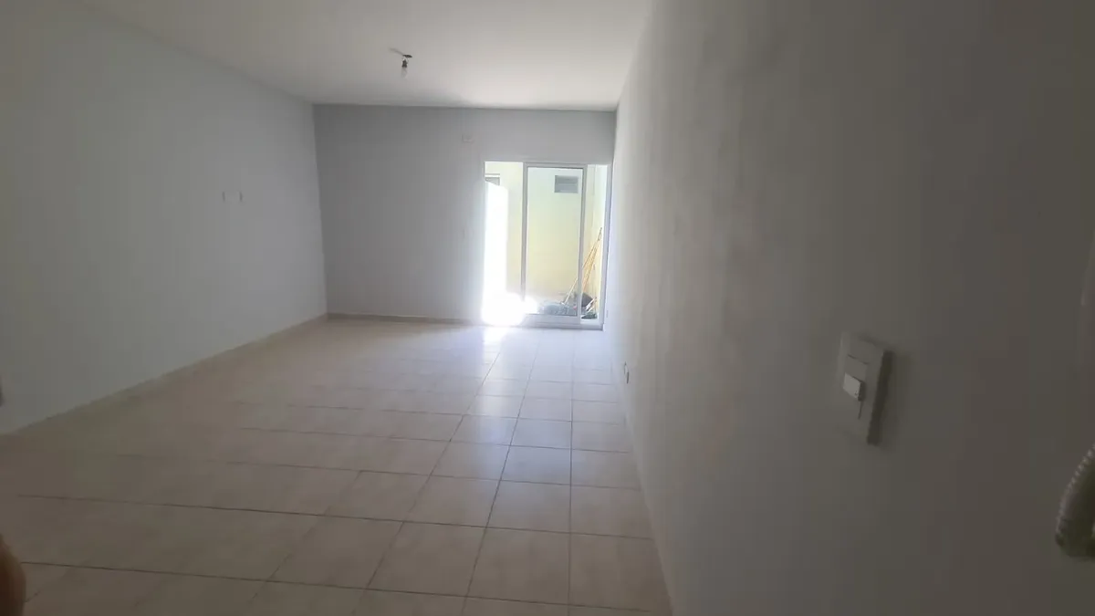 Departamento de 1 ambiente en 2do piso con patio en Caseros