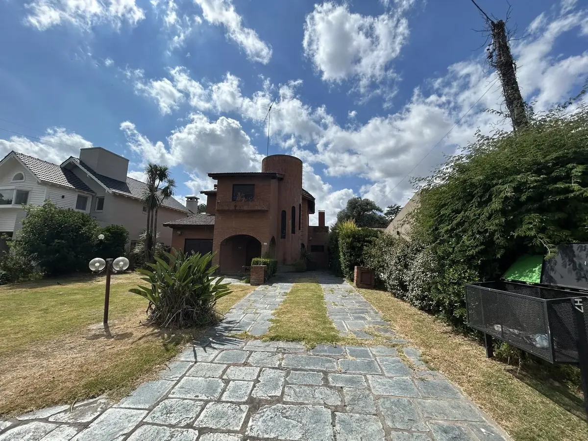 Three-bedroom house with golf views in Hebraica Pilar, Pilar