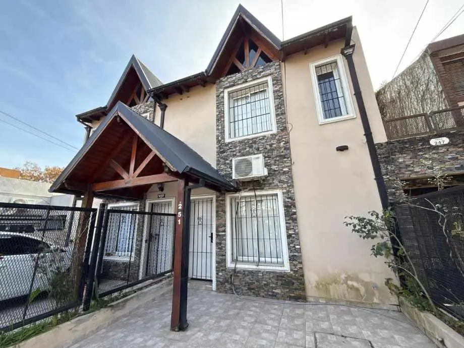 Apartamento duplex de 2 dormitórios para alugar em Ituzaingó Norte