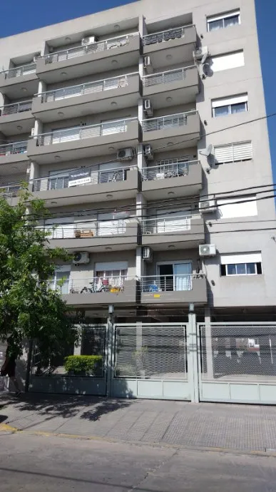 Departamento de 2 ambientes contrafrente con balcón en Morón