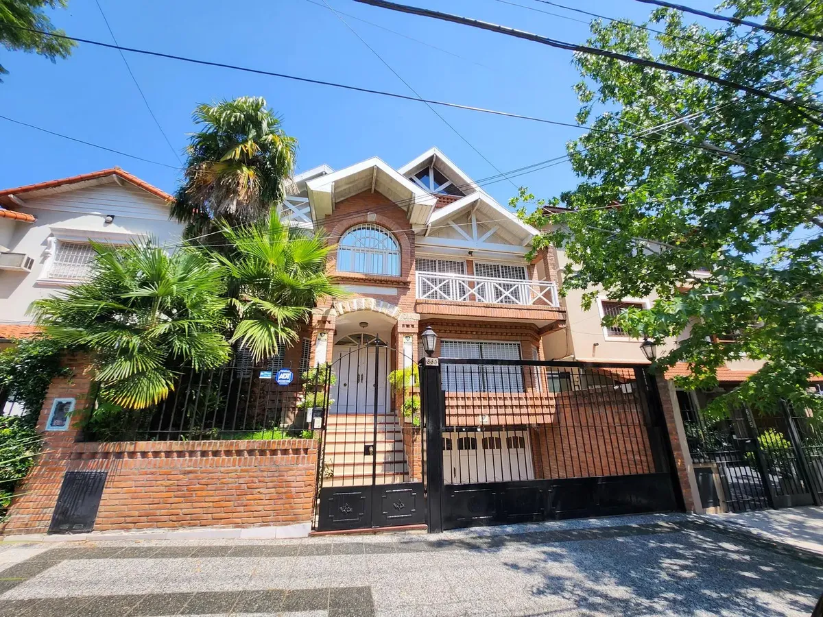 Furnished five-bedroom house with pool and parking for 4 cars in Martínez