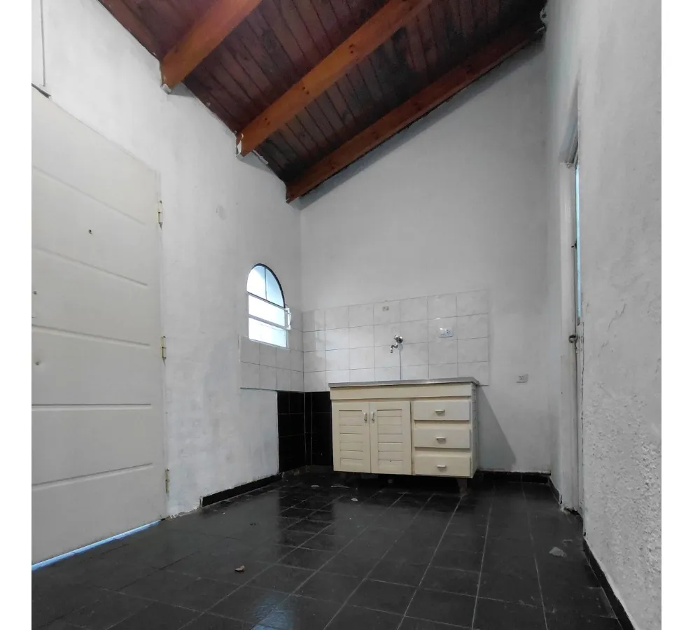 Departamento tipo casa de 2 ambientes con patio en Lomas de Zamora