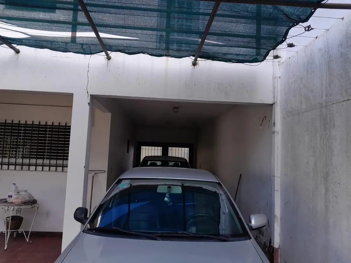 Four-bedroom apartment house in Llavallol