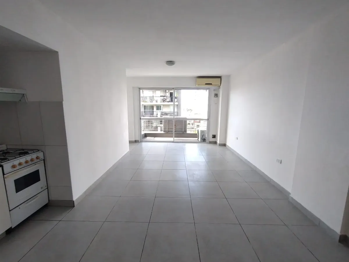 Monoambiente en alquiler con balcón en Parque Avellaneda