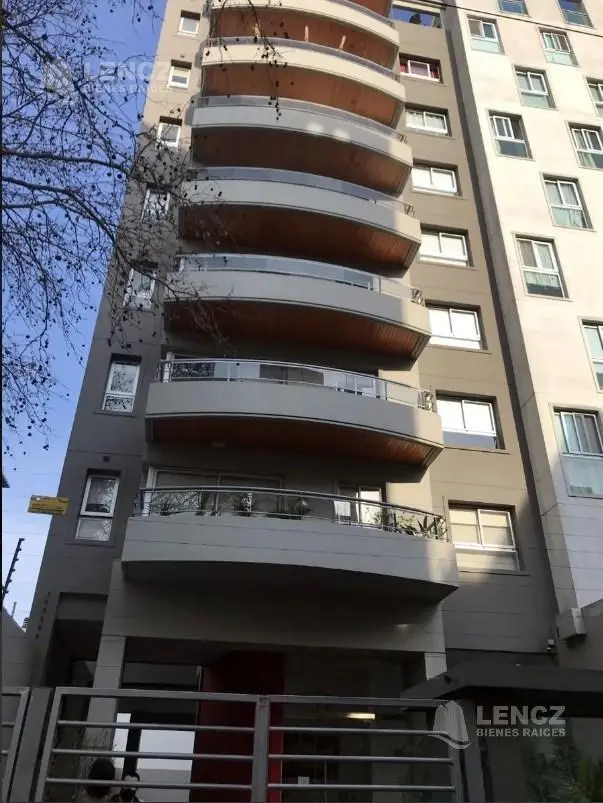 Полуэтажная квартира с 2 спальнями в Quilmes, рядом с Plaza Conesa