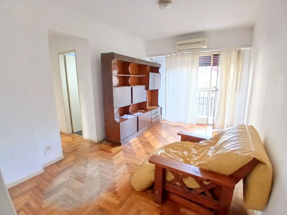Departamento de 2 dormitorios con balcón corrido al frente en Monserrat