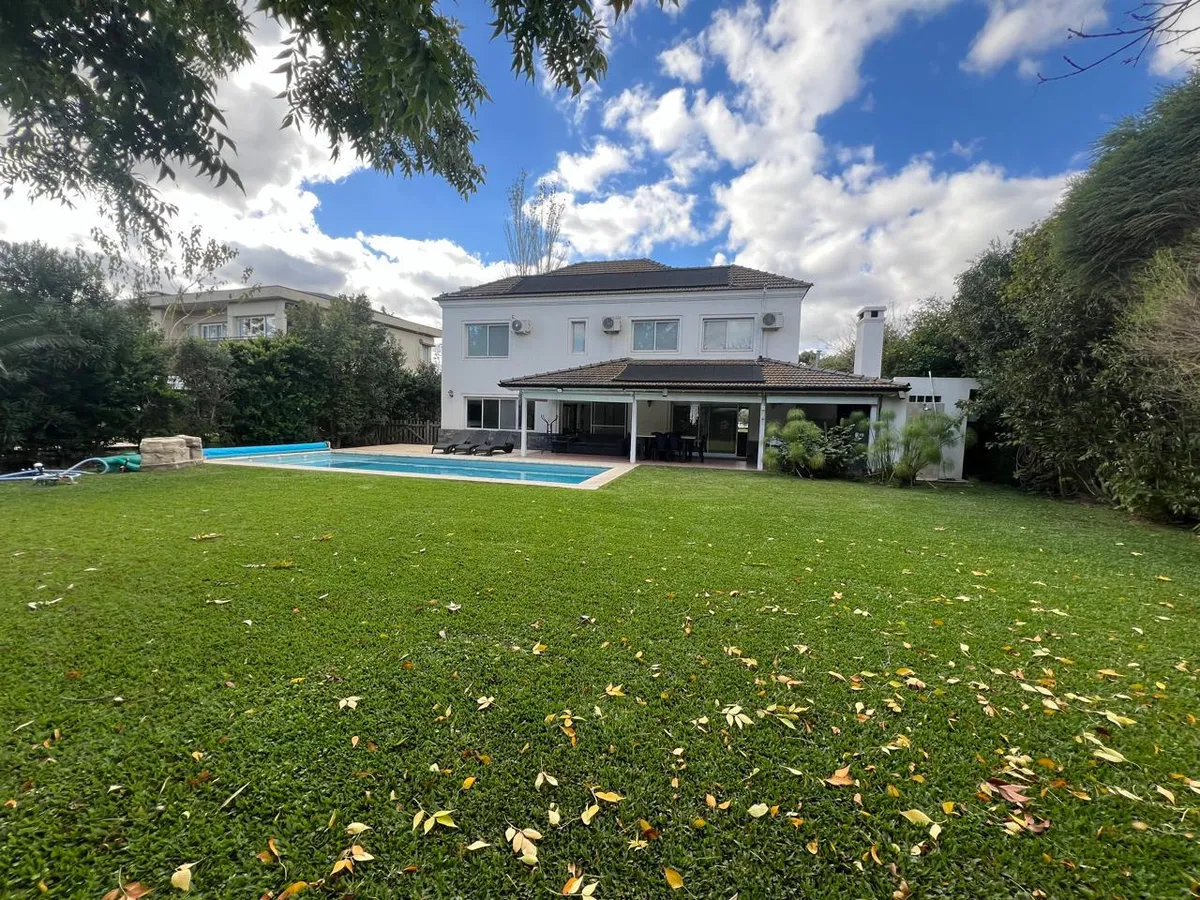 Four-bedroom two-storey house in Escobar
