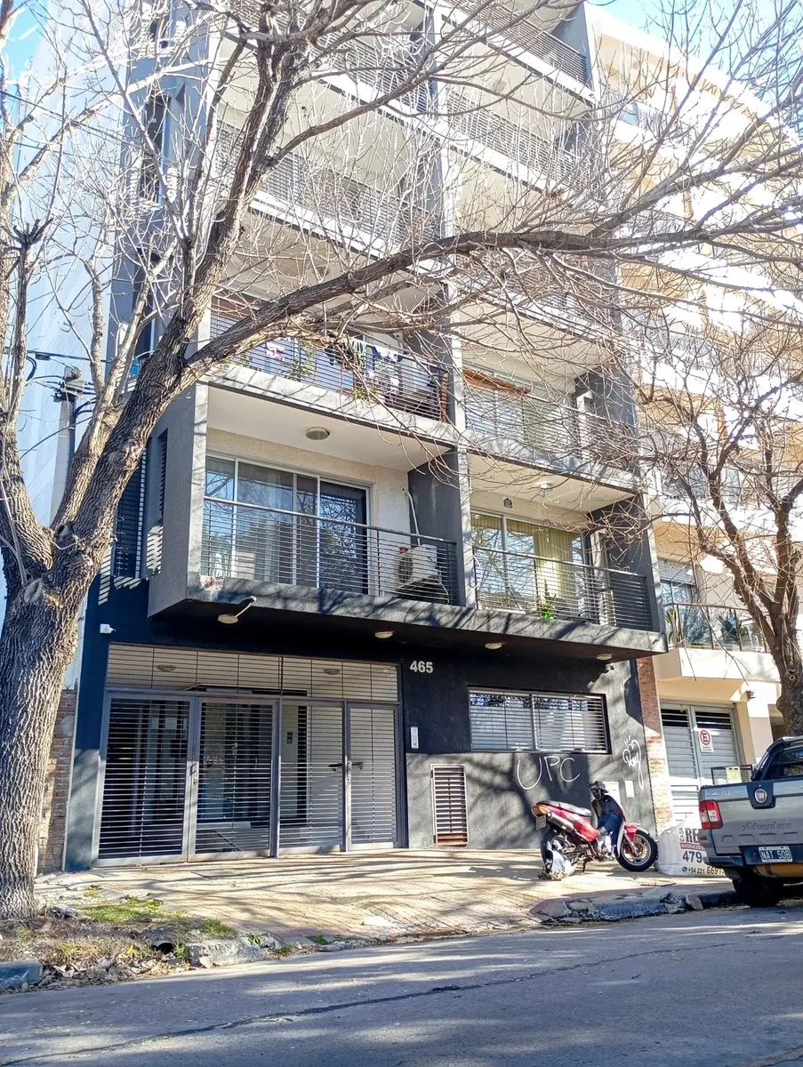 Квартира с 2 спальнями и патио с парковочным местом в La Plata